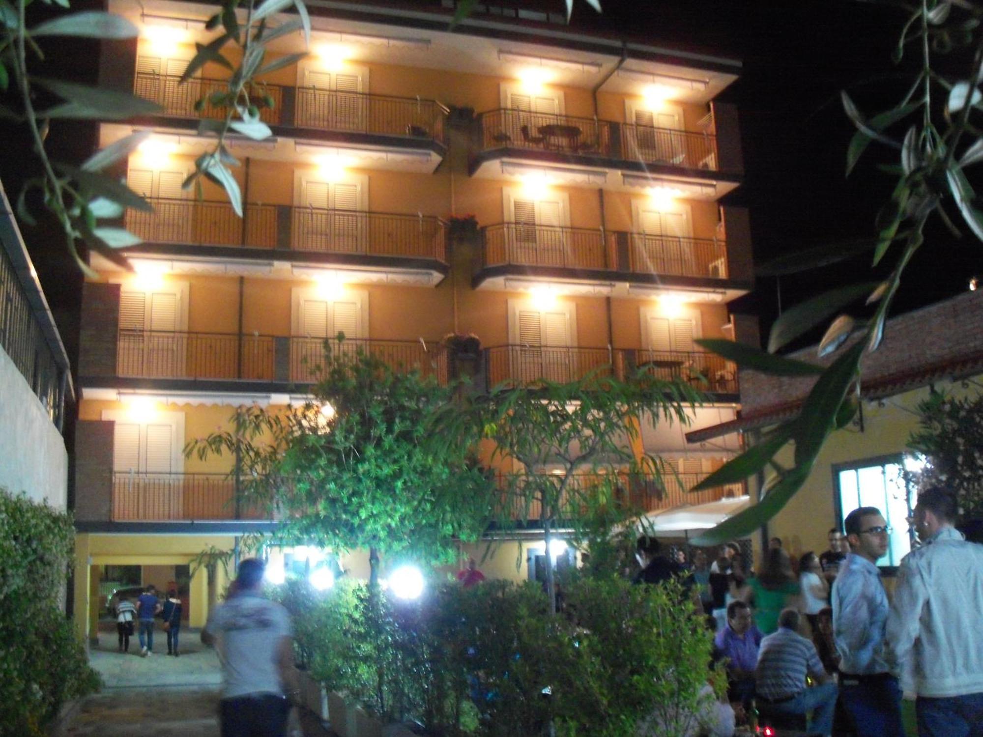 Riviera Ionica Aparthotel Santa Teresa Di Riva Luaran gambar